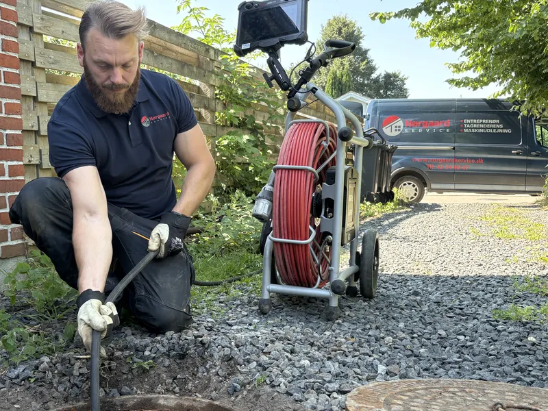 Dennis fra Nørgaard Service med kloakkamera ved en brønd